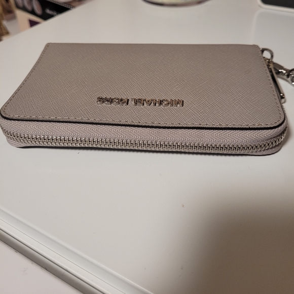 Michael Kors Wrislet - Picture 7 of 7